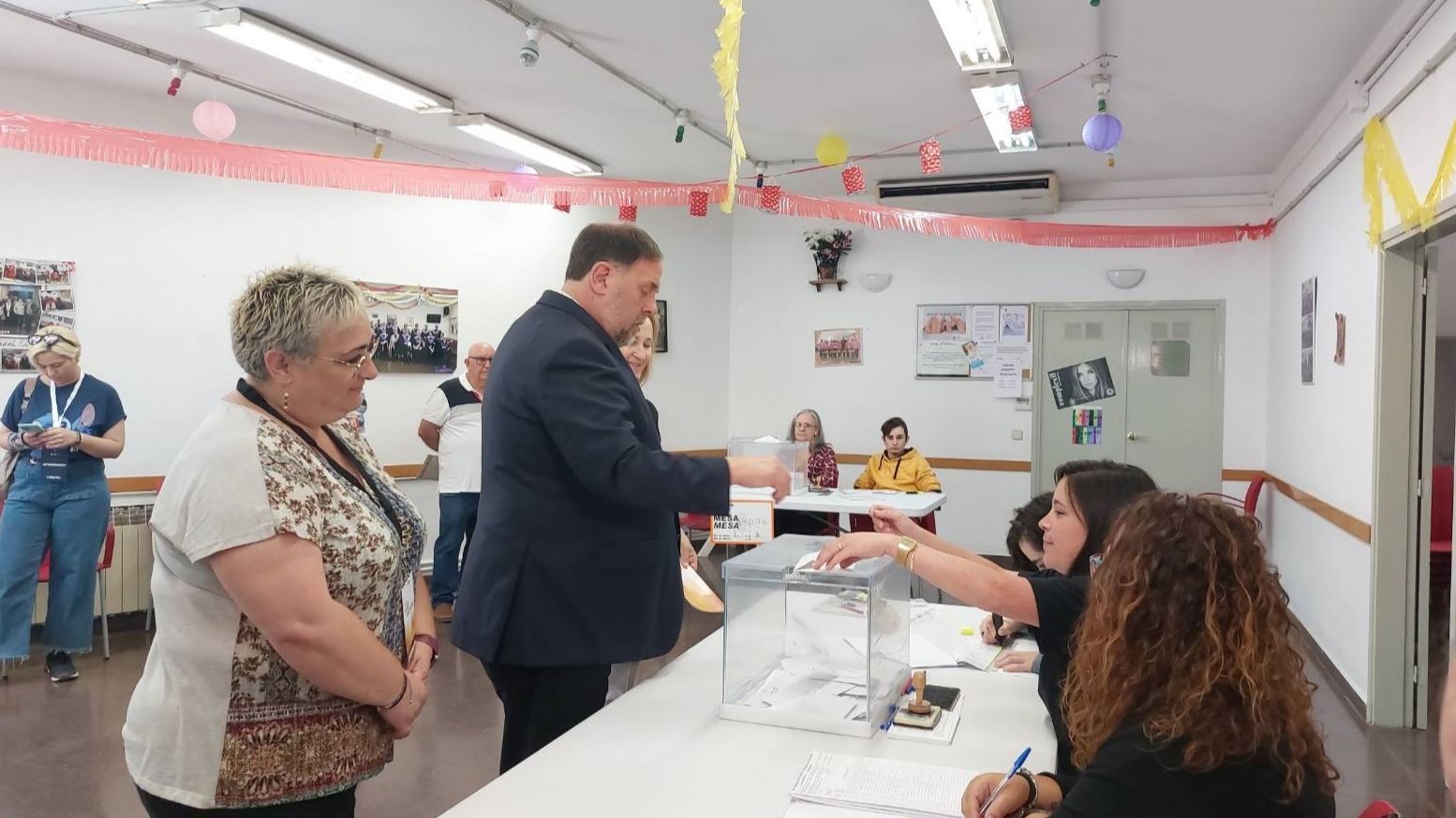 El presidente de ERC, Oriol Junqueras, vota en Sant Vicenç dels Horts (Barcelona) en las elecciones municipales de Cataluña