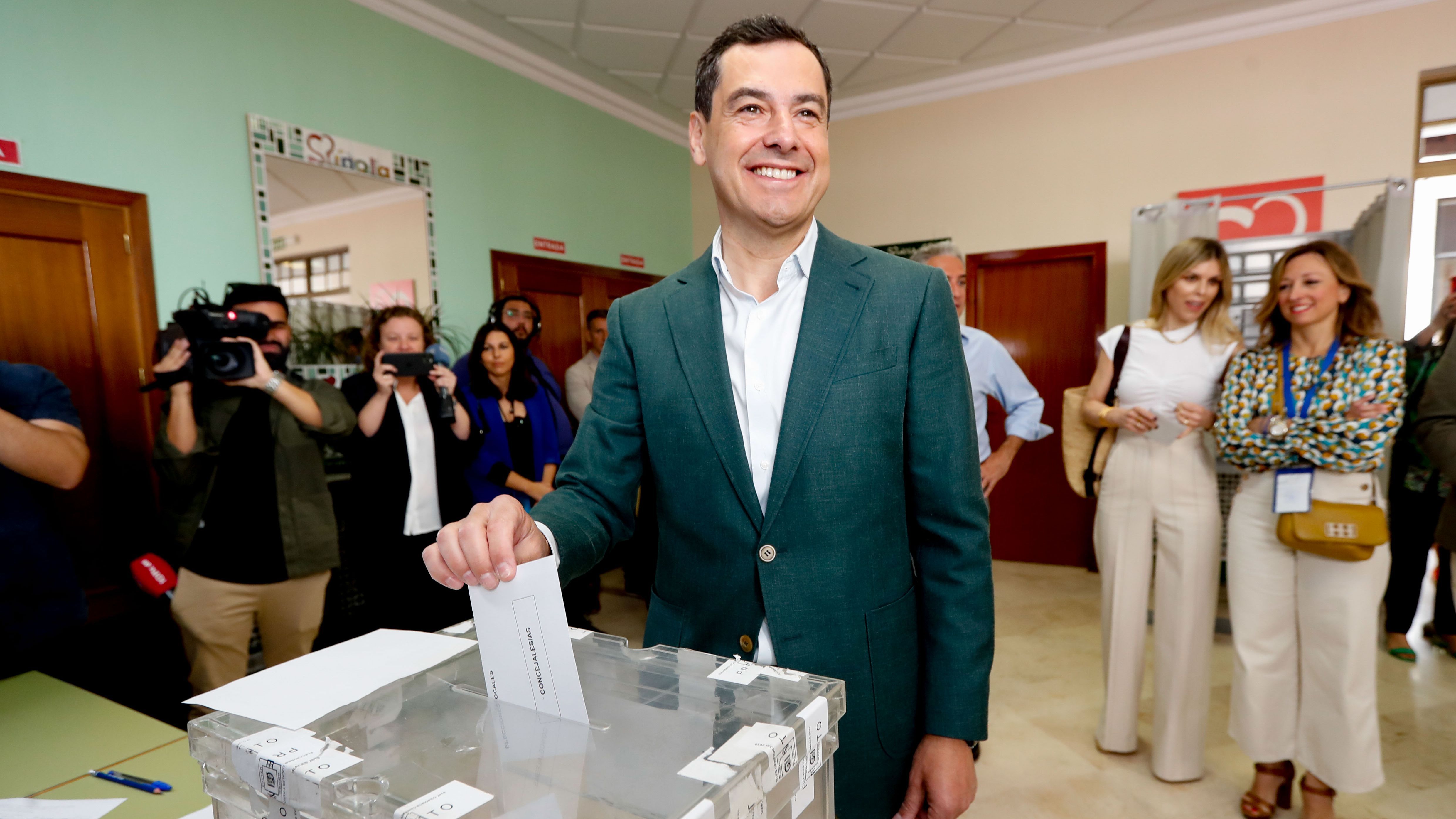 El presidente de la Junta de Andalucía y candidato a la reelección por el PP Juanma Moreno vota los comicios de este 28M en Málaga