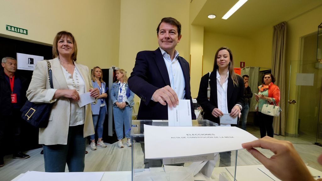 El presidente de la Junta de Castilla y León, Alfonso Fernández Mañueco (C) se dispone a ejercer su derecho al voto en la delegación de Economía de la capital salmantina