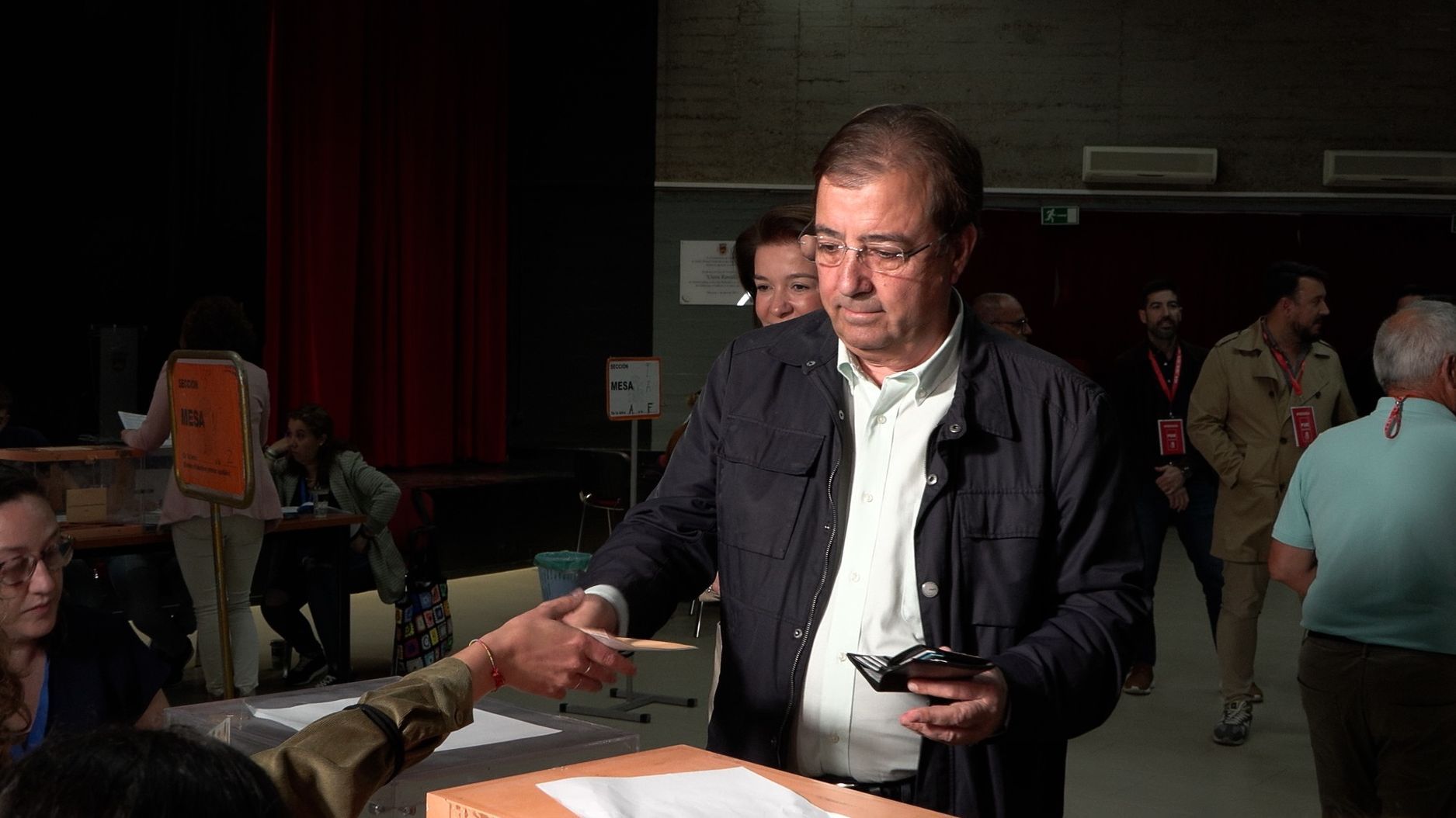 El presidente de la Junta y candidato del PSOE a la reelección, Guillermo Fernández Vara, ejerce su derecho al voto en Olivenza
