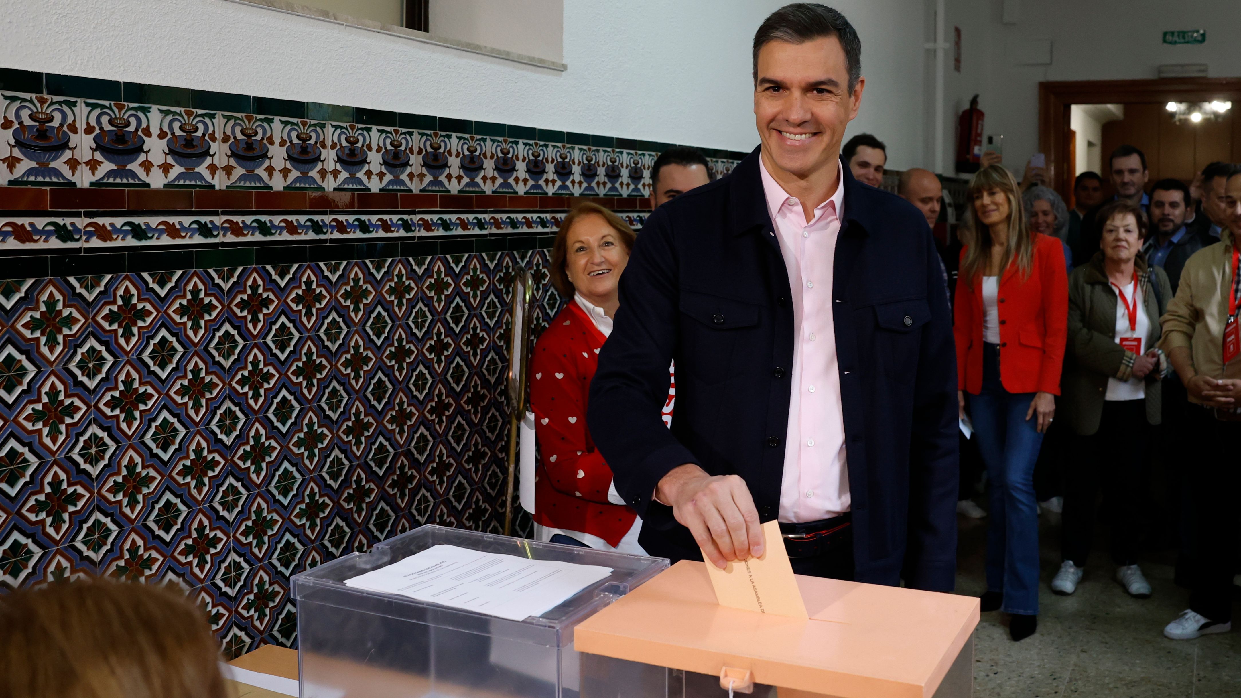 El presidente del Gobierno, Pedro Sánchez, ejerce su derecho al voto en el colegio Nuestra Señora del Buen Consejo