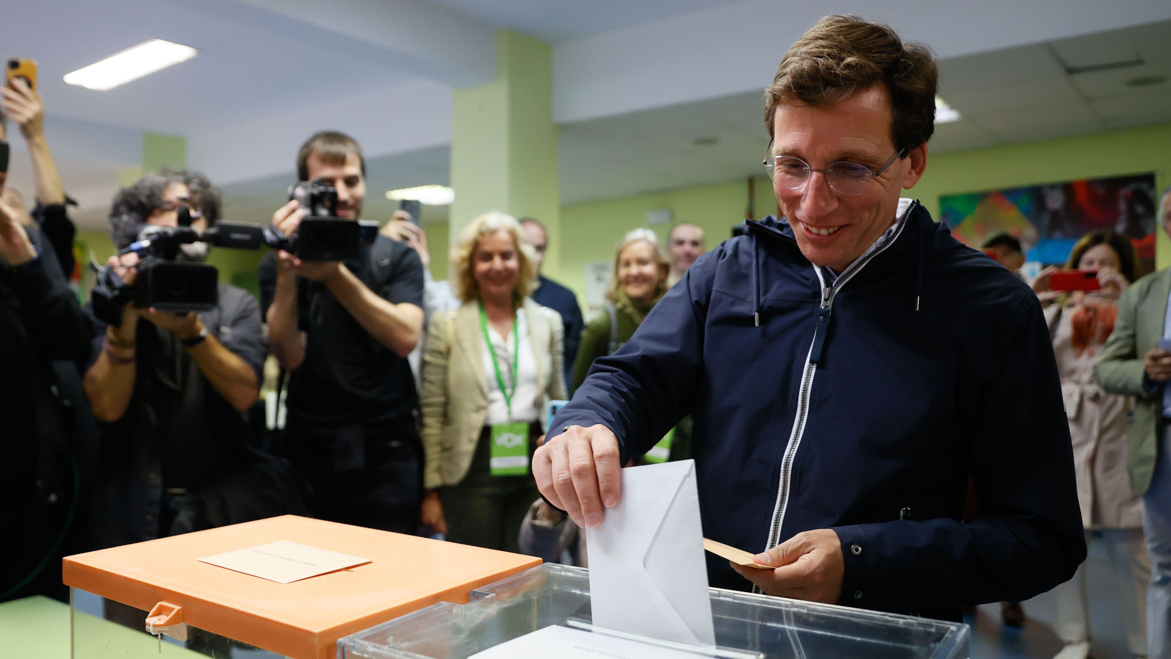 José Luis Martínez Almeida vota y anima a acudir a la cita con las urnas: "Cae agua pero lo que tiene que caer de verdad son votos"