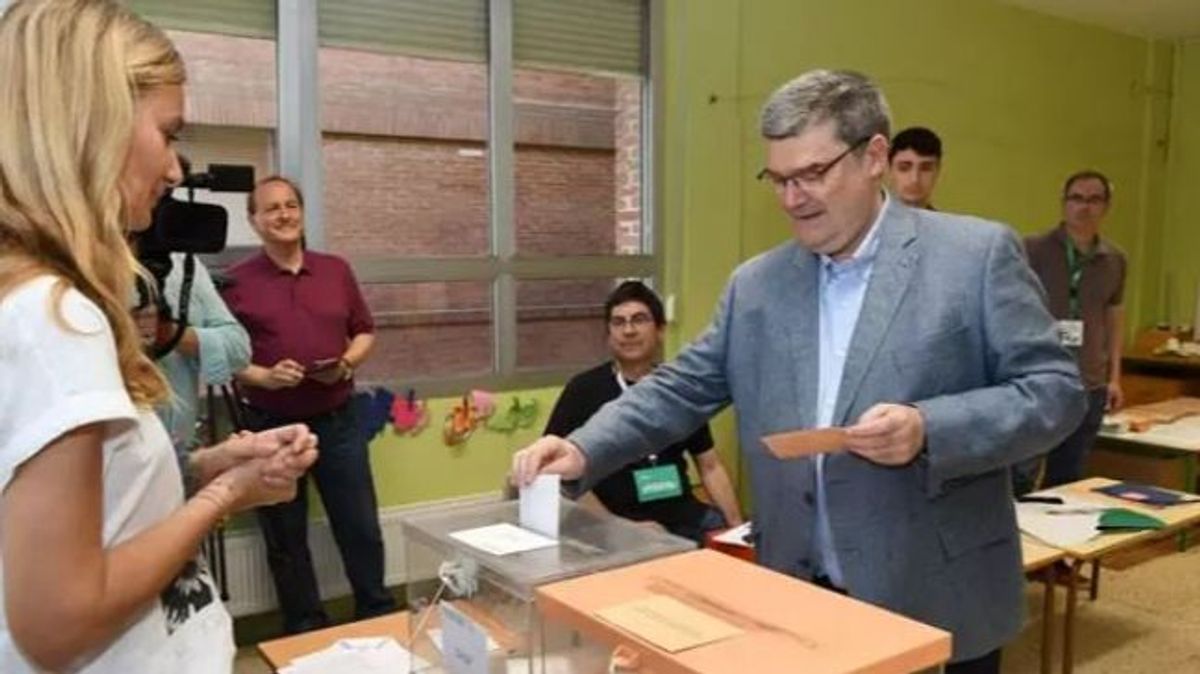 Juan Mari Aburto, candidato PNV en el Ayuntamiento de Bilbao, vota el 28M