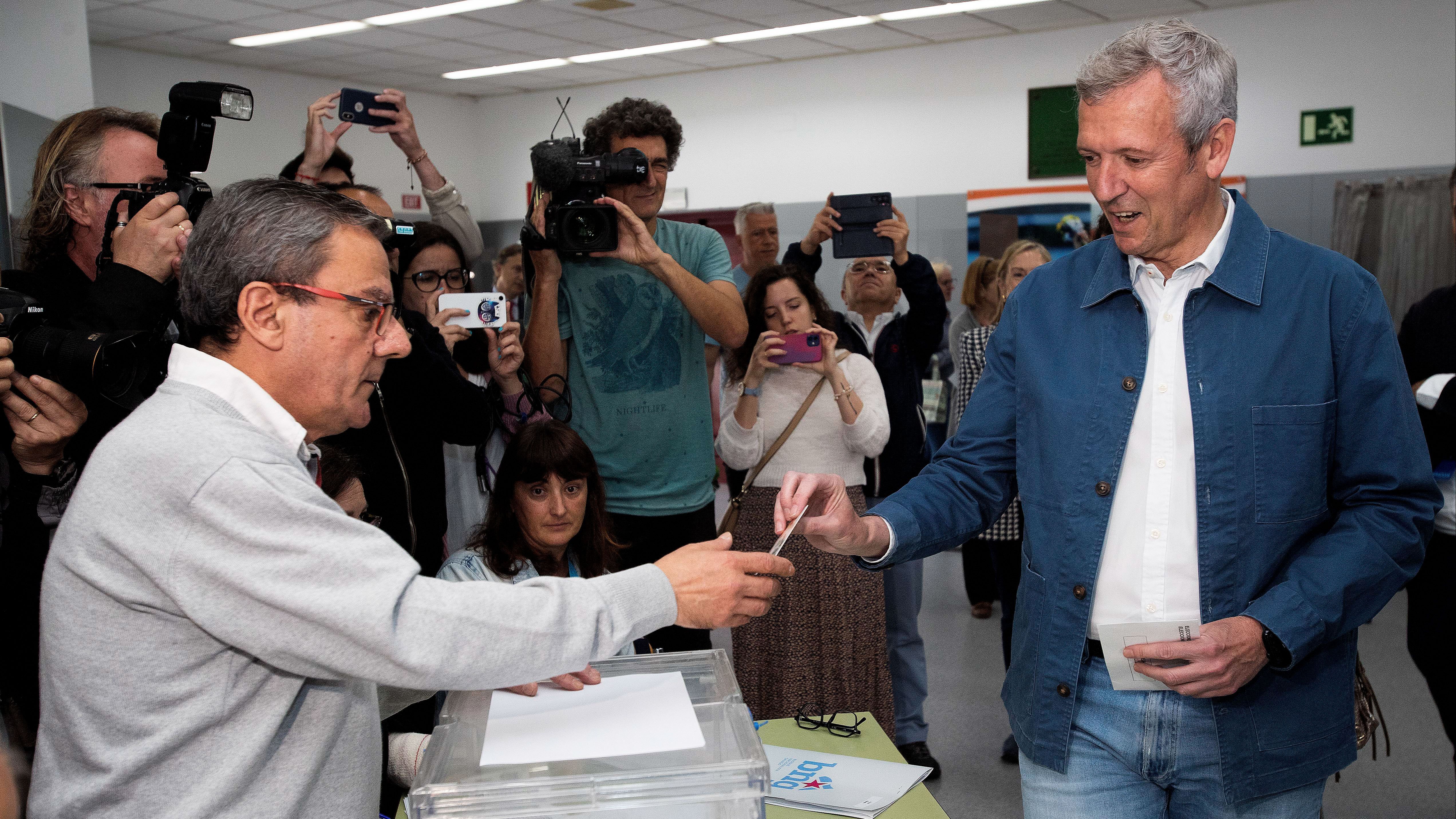 El presidente de la Xunta de Galicia, Alfonso Rueda, ejerce su derecho al voto este domingo en el colegio electoral instalado en el Centro de Tecnificación deportiva de Pontevedra.