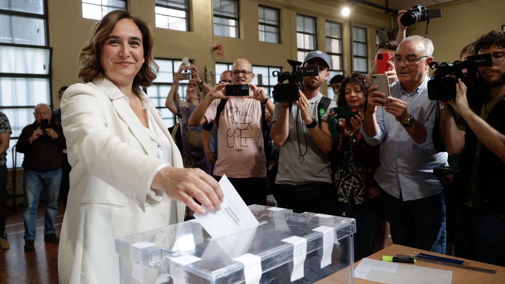 La alcaldesa de Barcelona y candidata de Barcelona en Comú a la reelección, Ada Colau, vota en el Centro Cívico La Sedeta