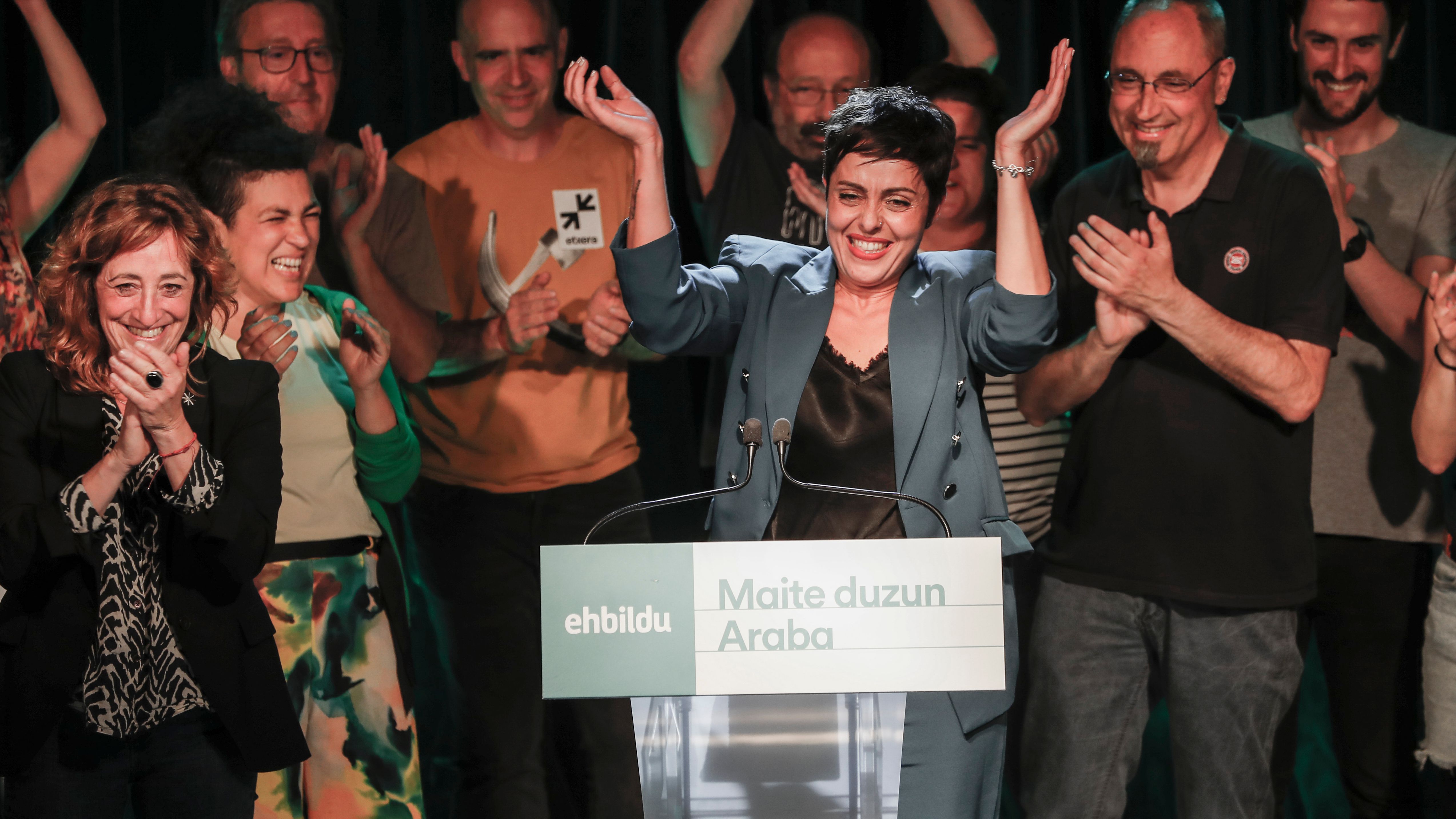 La candidata de EH Bildu a la Alcaldía de Vitoria, Rocío Vitero, durante su comparecencia esta noche tras las elecciones