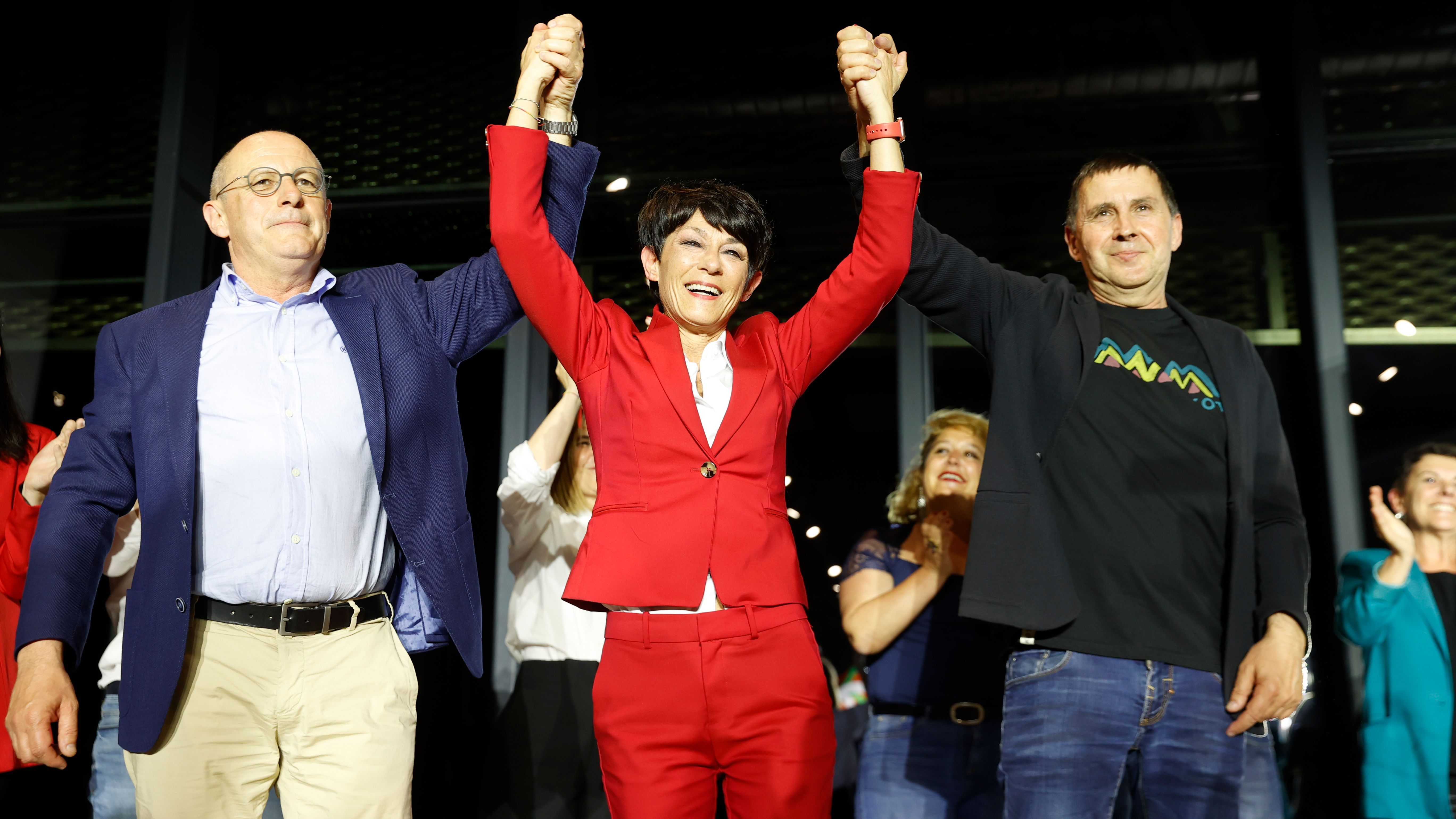 La candidata de EH Bildu a la Diputación de Guipuzcoa, Maddalen Iriarte y el coordinador general de su formación, Arnaldo Otegi