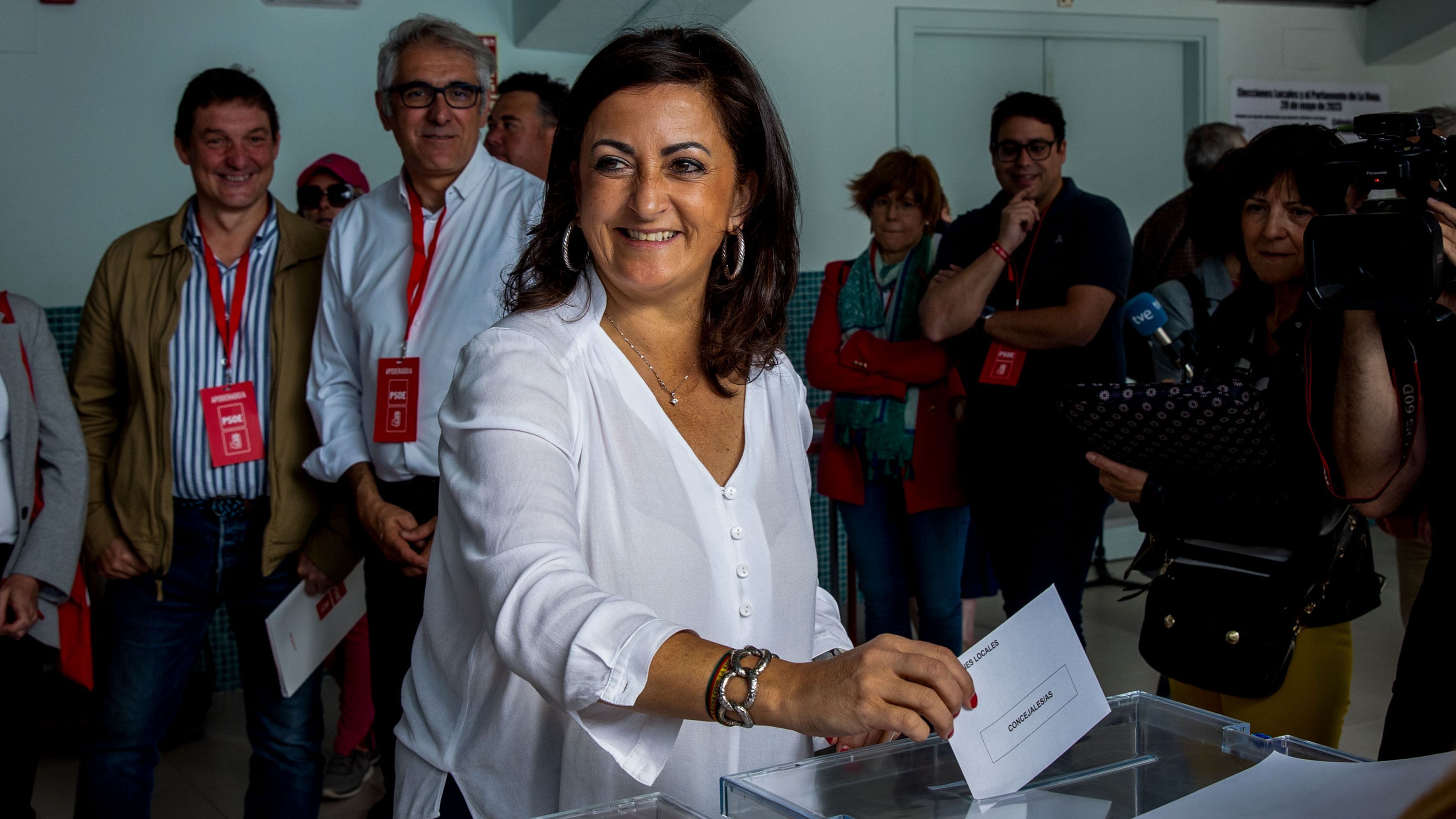 La candidata socialista a ser reelegida presidenta del Gobierno de La Rioja, Concha Andreu, ejerce su derecho al voto en el Polideportivo Las Gaunas de Logroño