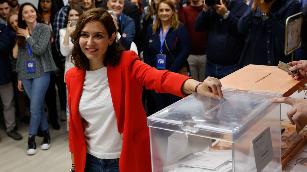 La presidenta de la Comunidad de Madrid y candidata del PP a la reelección, Isabel Díaz Ayuso vota en el colegio electoral de Inmaculada Marillac en Madrid