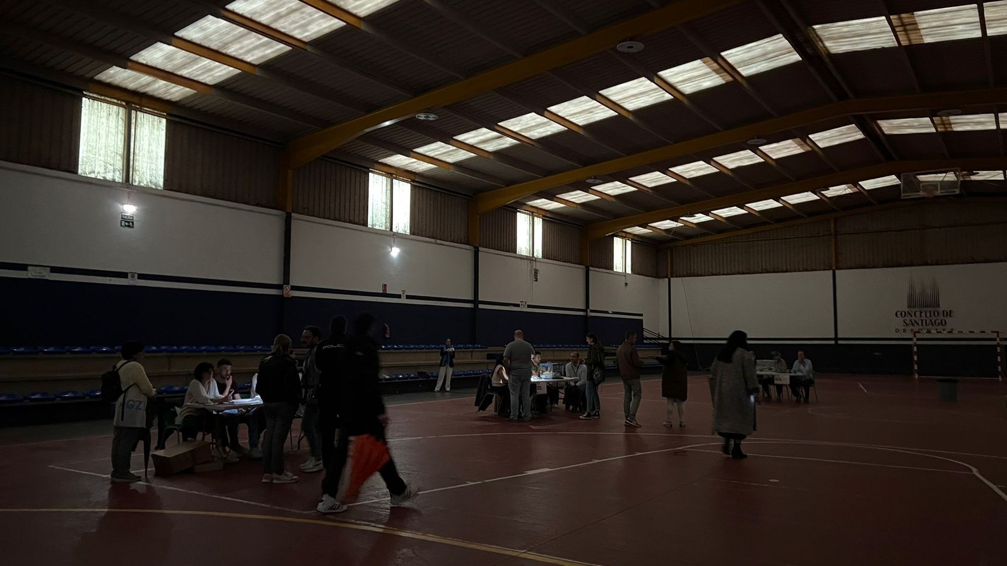 La tormenta deja a oscuras un colegio electoral en Santiago e incidencias de inundaciones