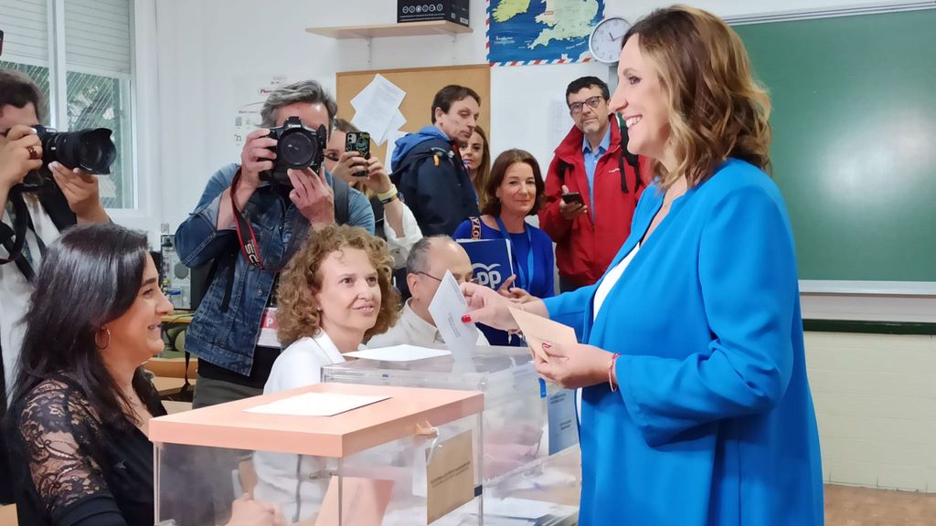 María José Catalá depositando su voto en el colegio electoral