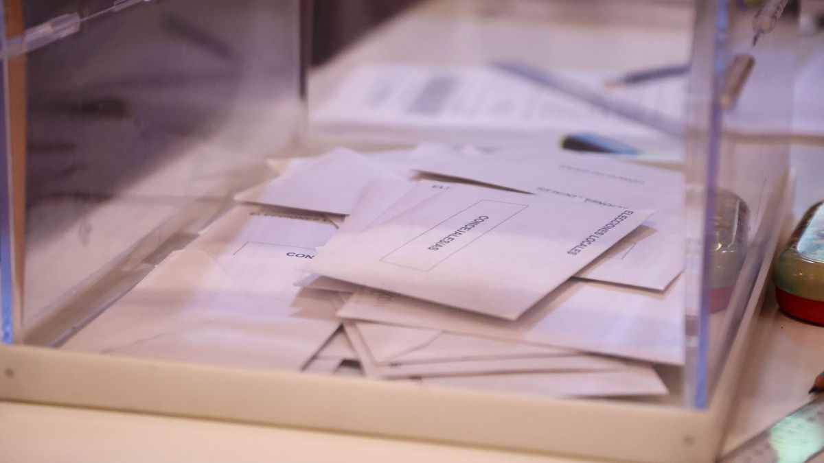 Papeletas dentro de la urna de votaciones, a 28 de mayo de 2023