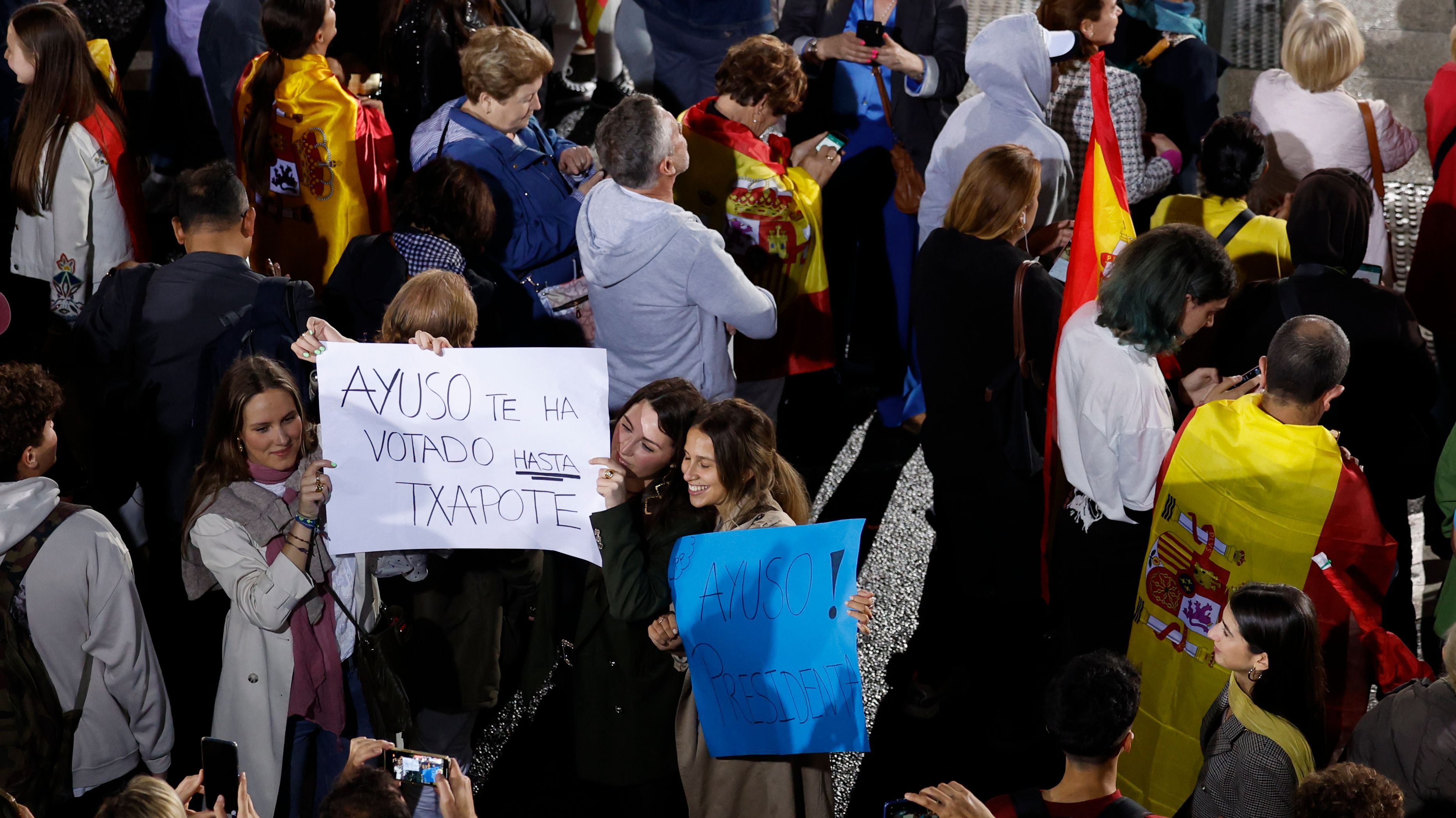 Seguidores del Partido Popular, este domingo en sede de la calle Génova en Madrid