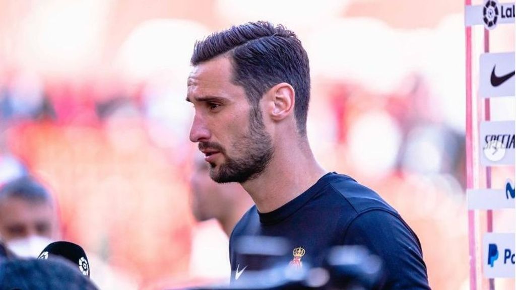 Sergio Rico recibió varias patadas del caballo en la cabeza tras caerse en El Rocío