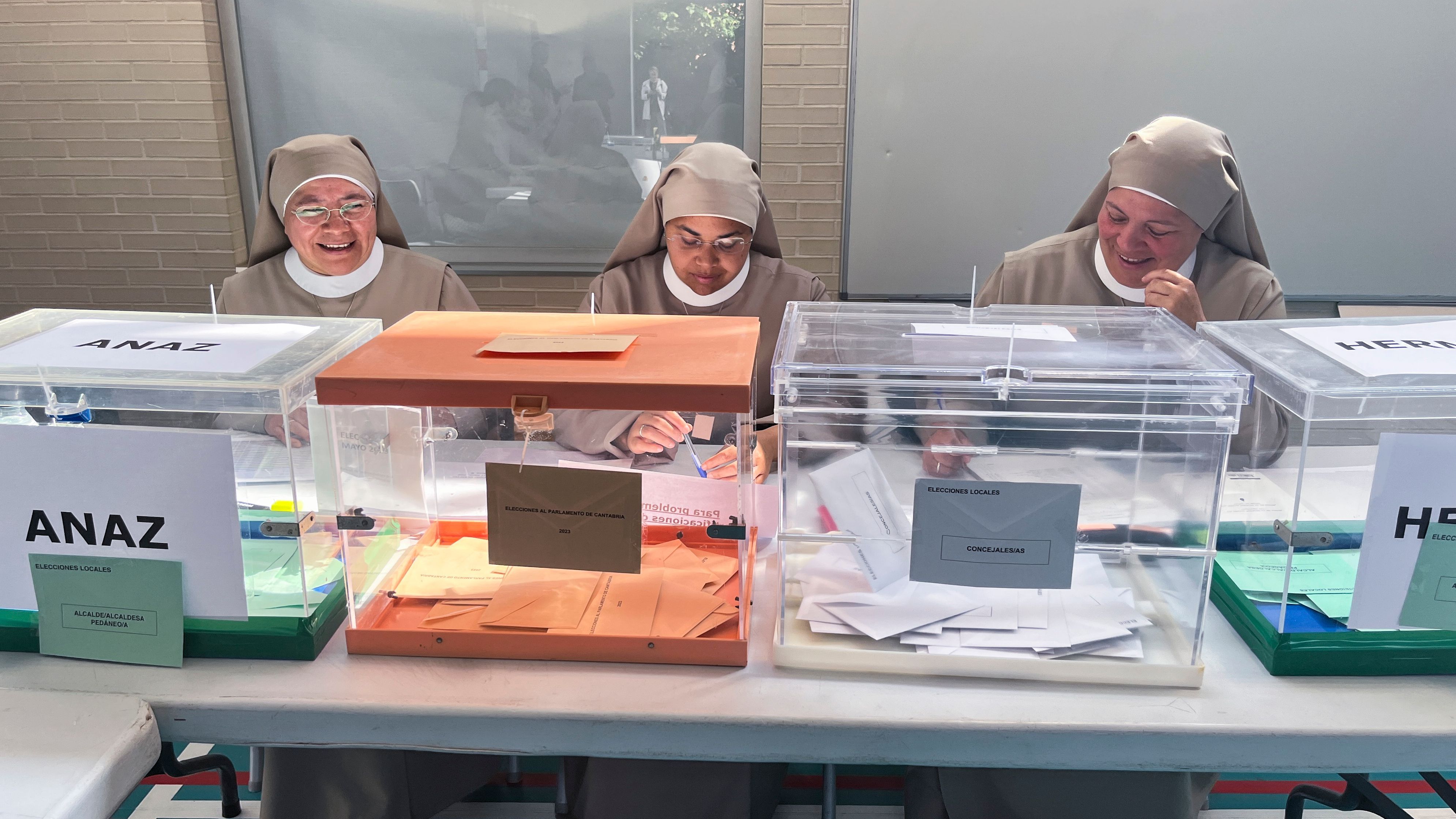 Tres monjas de la misma congregación presiden una mesa electoral en Cantabria