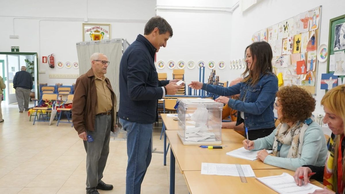 Un votante introduce tres sobres en la urna y se resuelve que se saquen dos al azar al cierre de la jornada