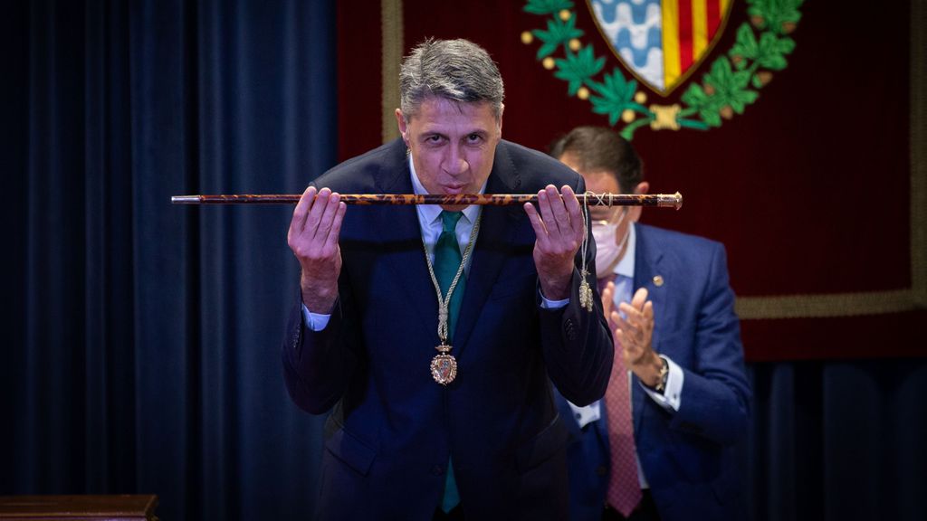 Xavier García Albiol (PP) con la vara de alcalde tras ser proclamado de nuevo primer edil de Badalona.