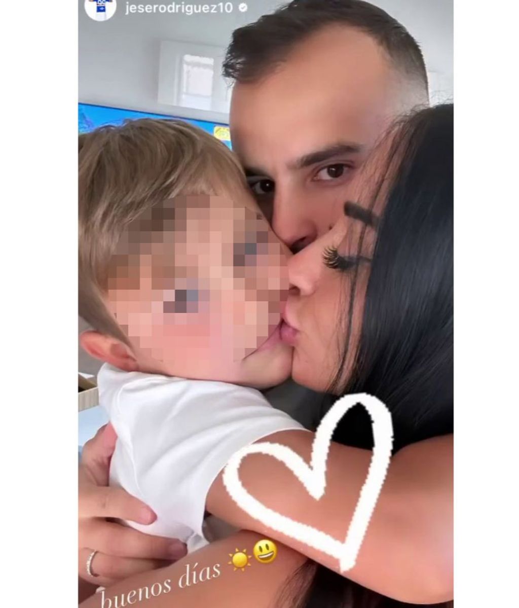 Aurah y Jesé posan con su hijo Nyan