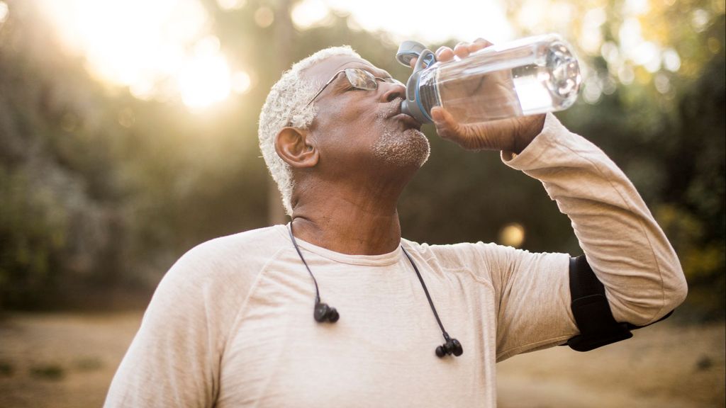 Beber agua sigue siendo, de momento, la forma más sencilla y directa de estar hidratados.