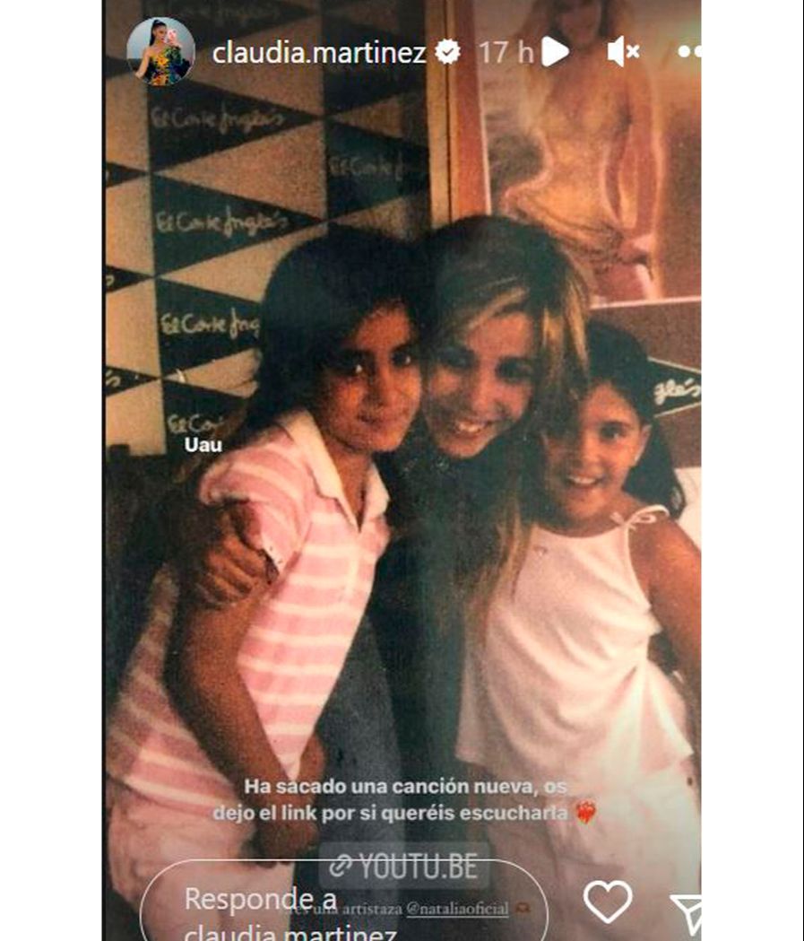 Claudia Martínez posa de pequeña junto a la cantante Natalia Rodríguez
