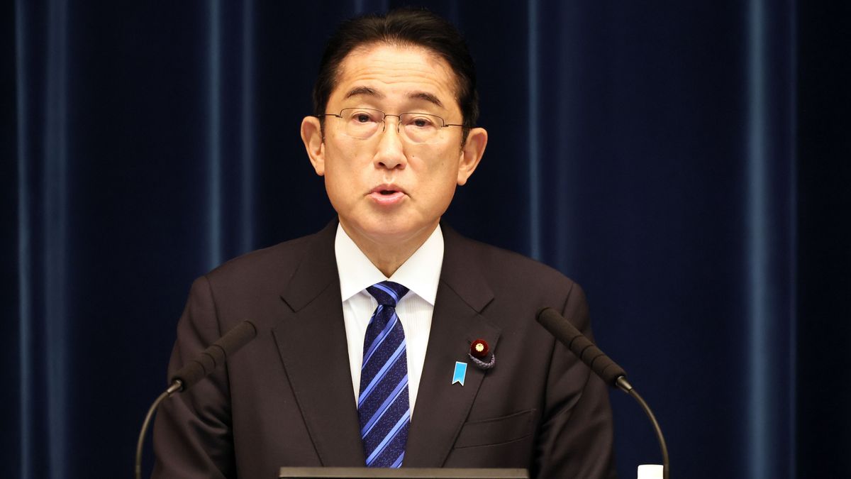 El primer ministro de Japón despide a su hijo
