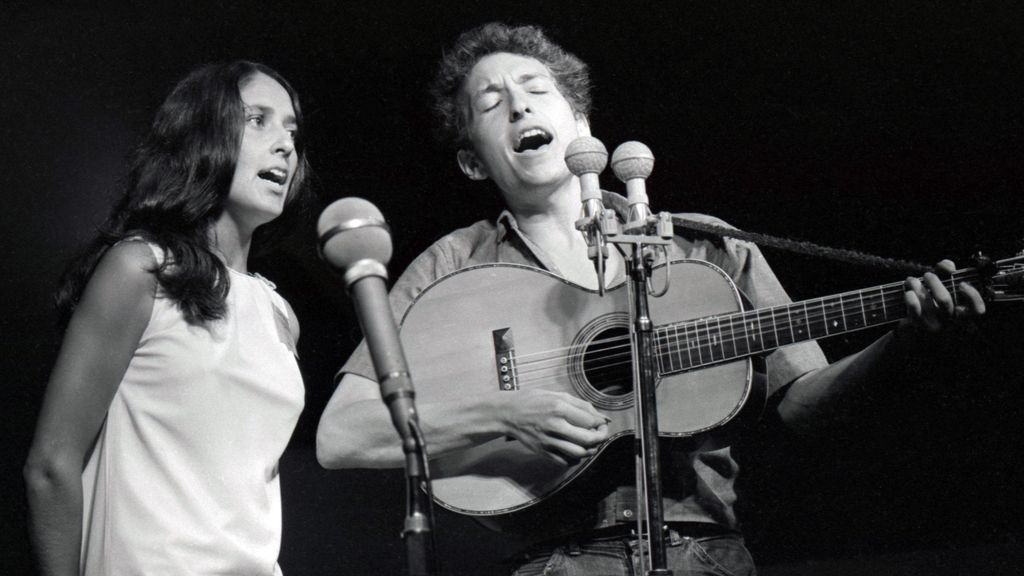 En una de las muchas veces que compartió escenario con Bob Dylan, en los 60.