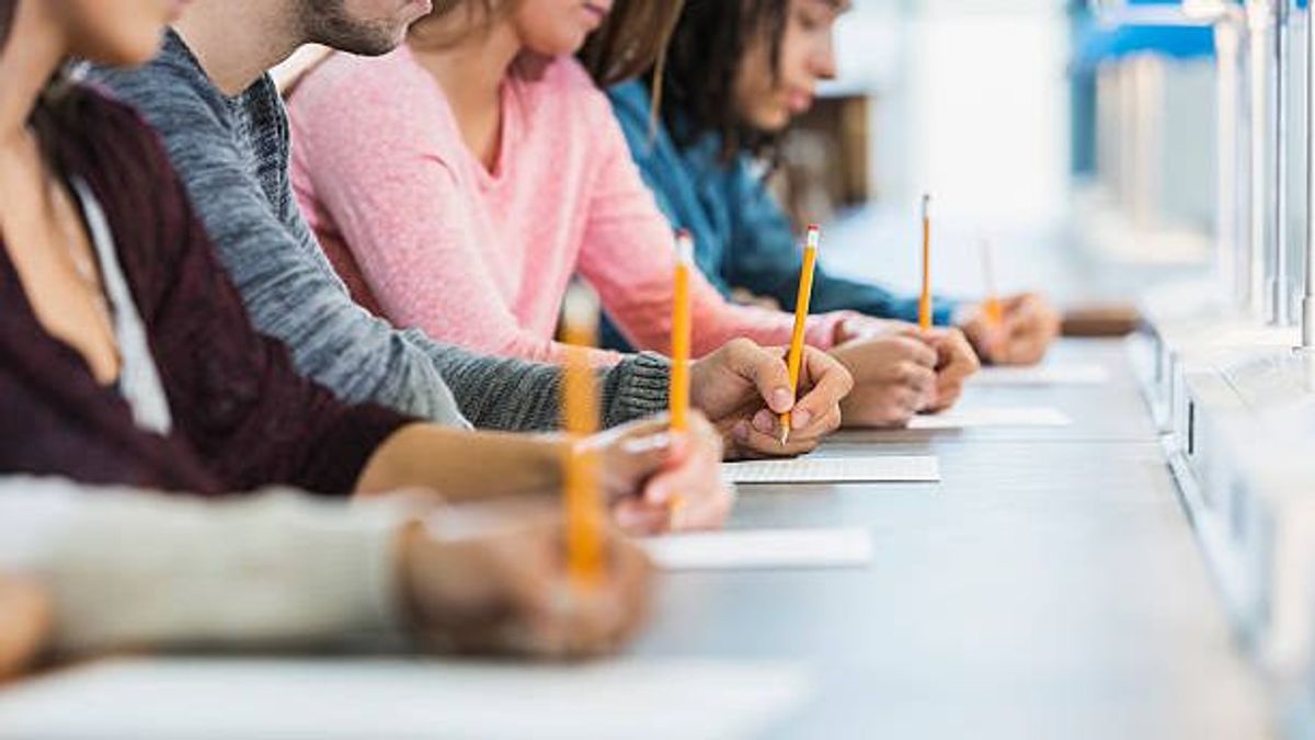 Estudiantes presentan examen. Estudiantes presentan examen.