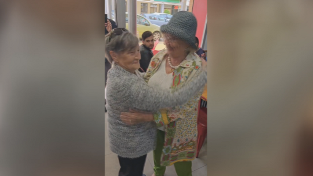 Dos amigas de la infancia se reencuentran en Isla Cristina tras 75 años sin verse