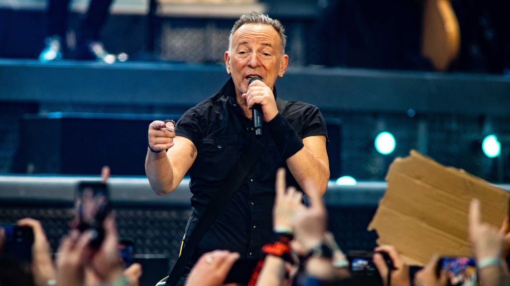 La aparatosa caída de Bruce Springsteen en mitad de un concierto en Ámsterdam