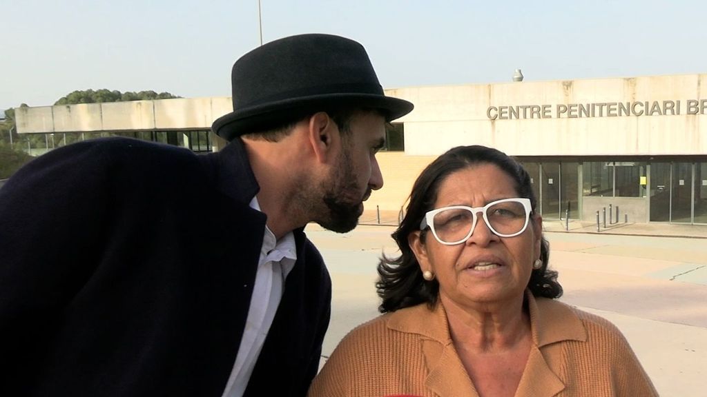 La madre y el hermano de Alves le visitan en prisión