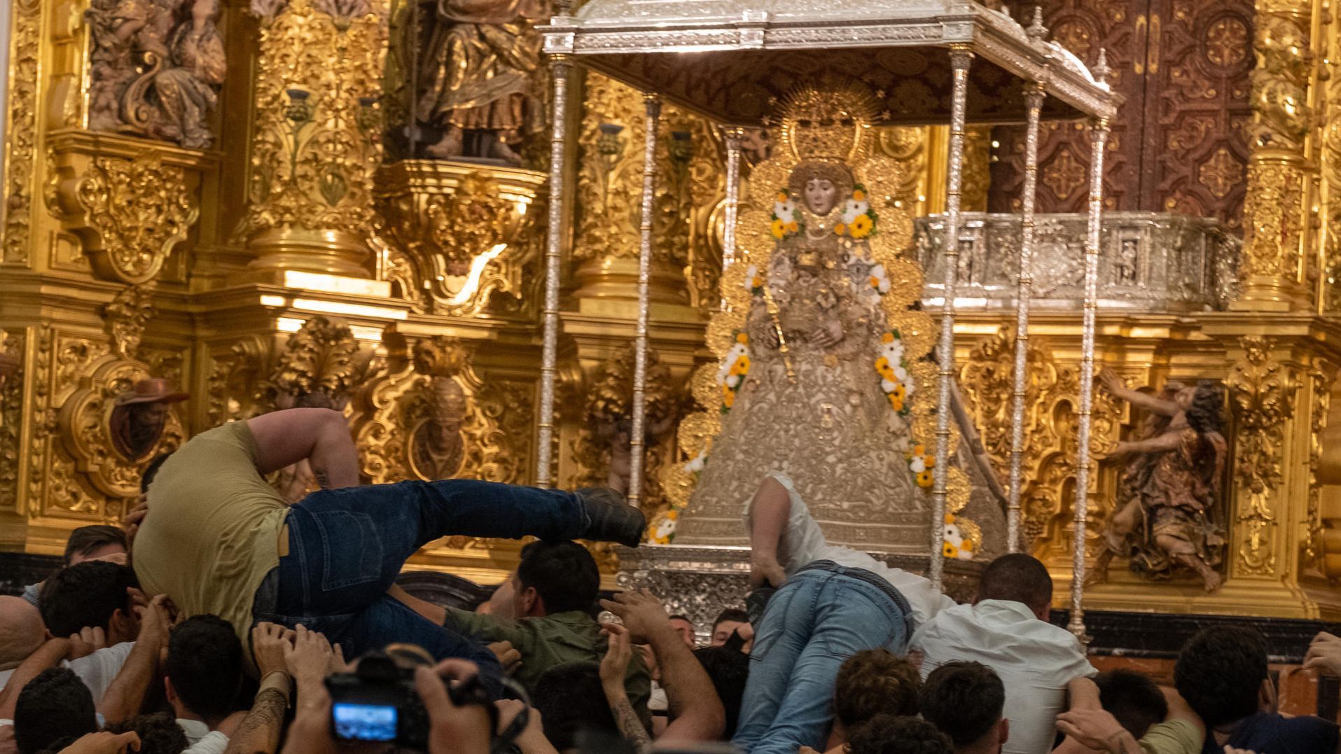 Los almonteños saltan la reja a las 2:55 horas, comenzando la procesión de la Virgen del Rocío