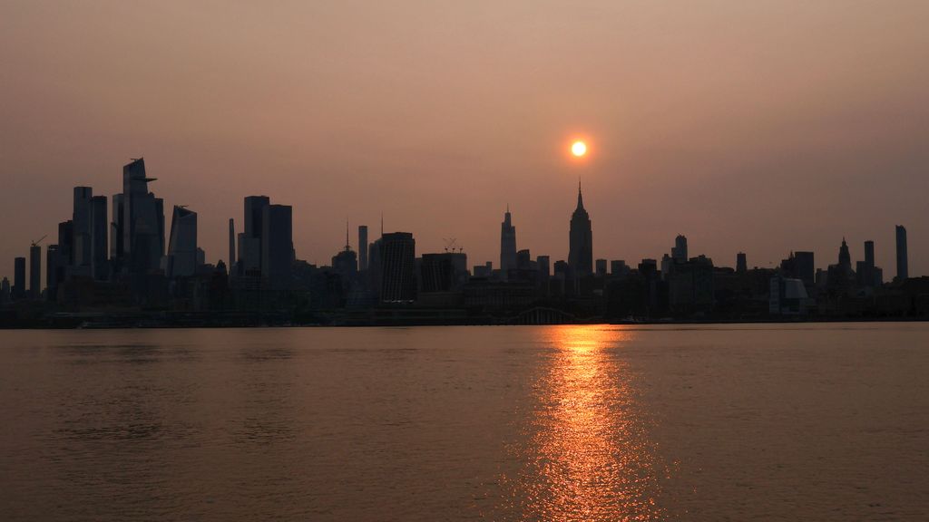 Puesta de sol rojiza en NYC por el humo de los incendios