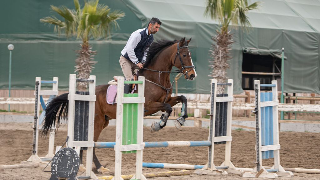 Un jinete sobre su caballo