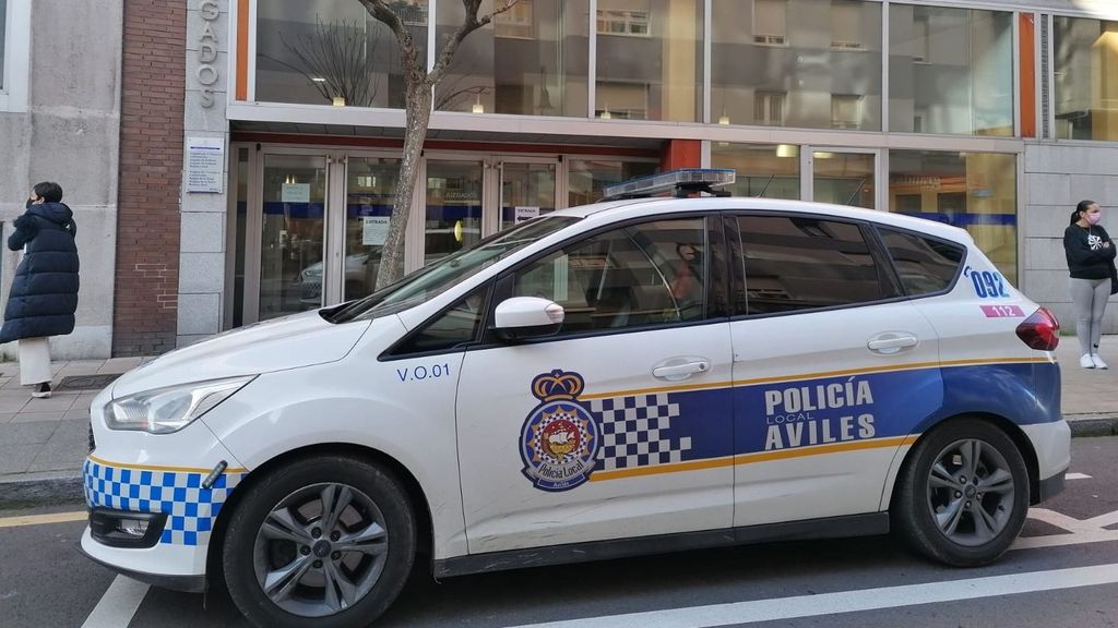 Un padre es detenido por dejar a su hija de 10 años dentro de un coche toda la noche en Avilés