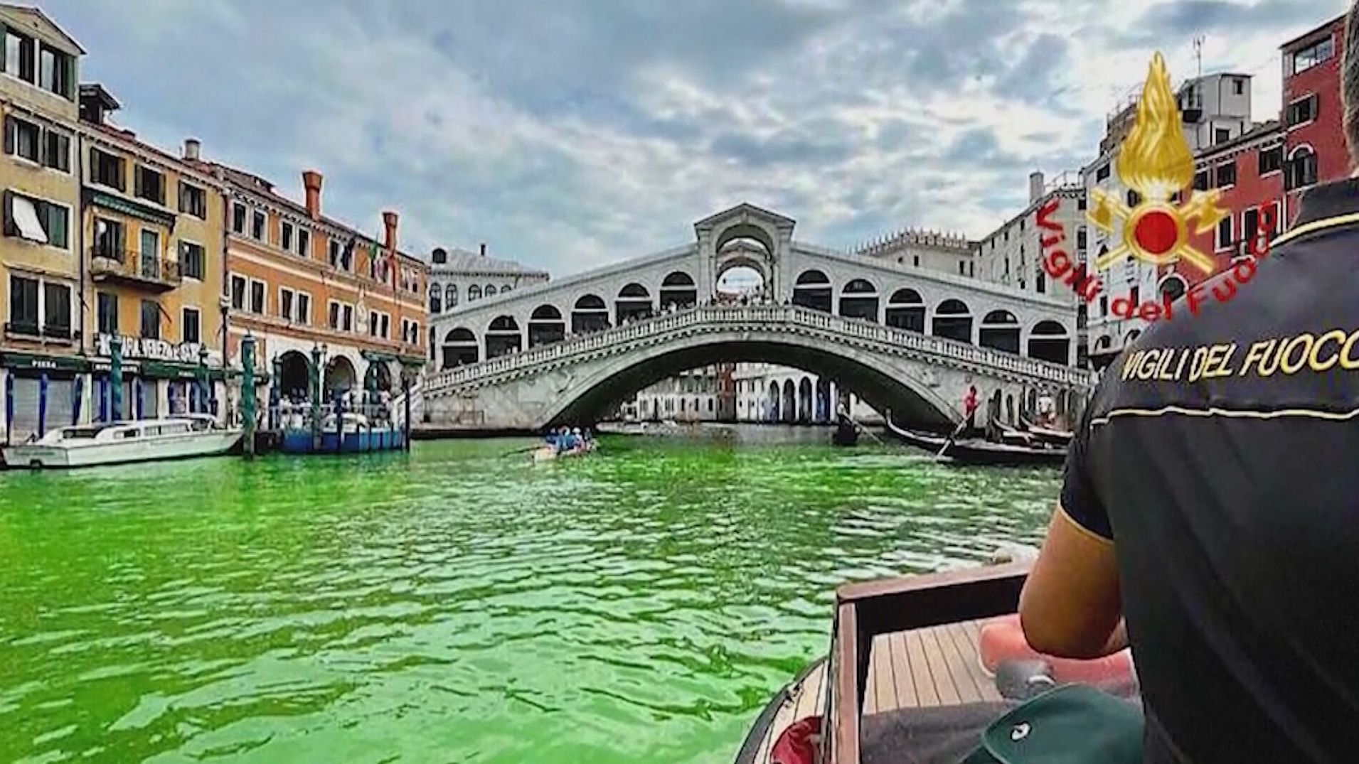 Venecia investiga el origen de la mancha verde fluorescente que ha teñido el Gran Canal