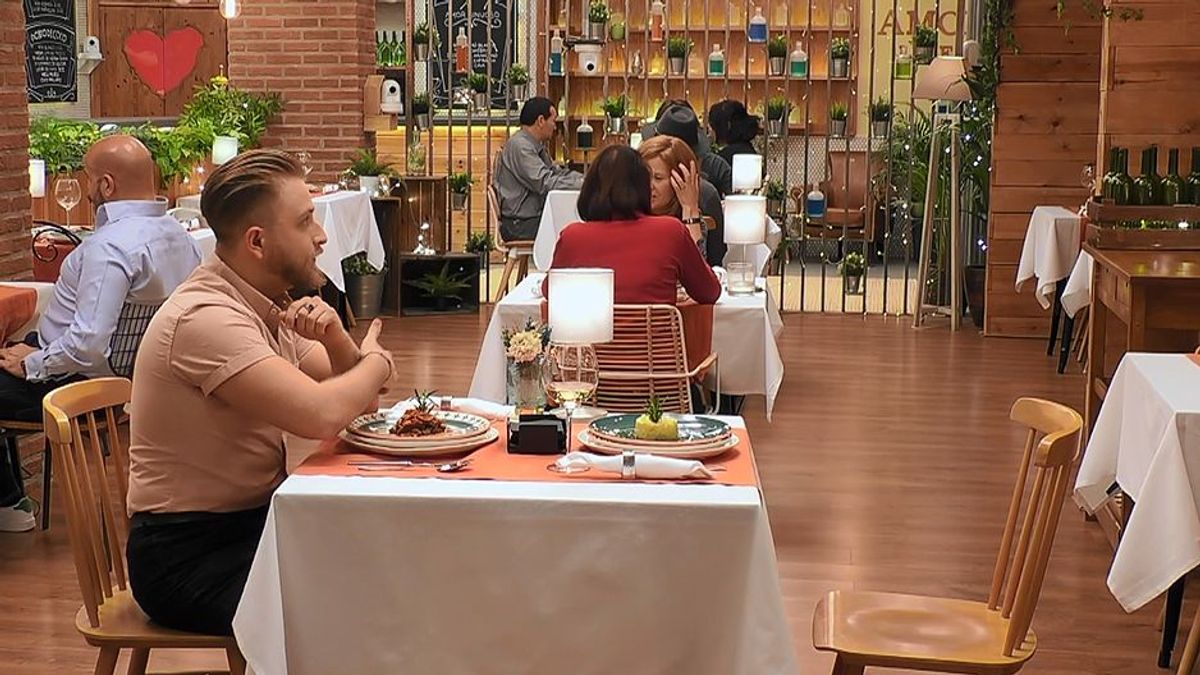 Álex, al ver que su cita en ‘First Dates’ no vuelve: “Me ha dejado tirado, se ha ido”