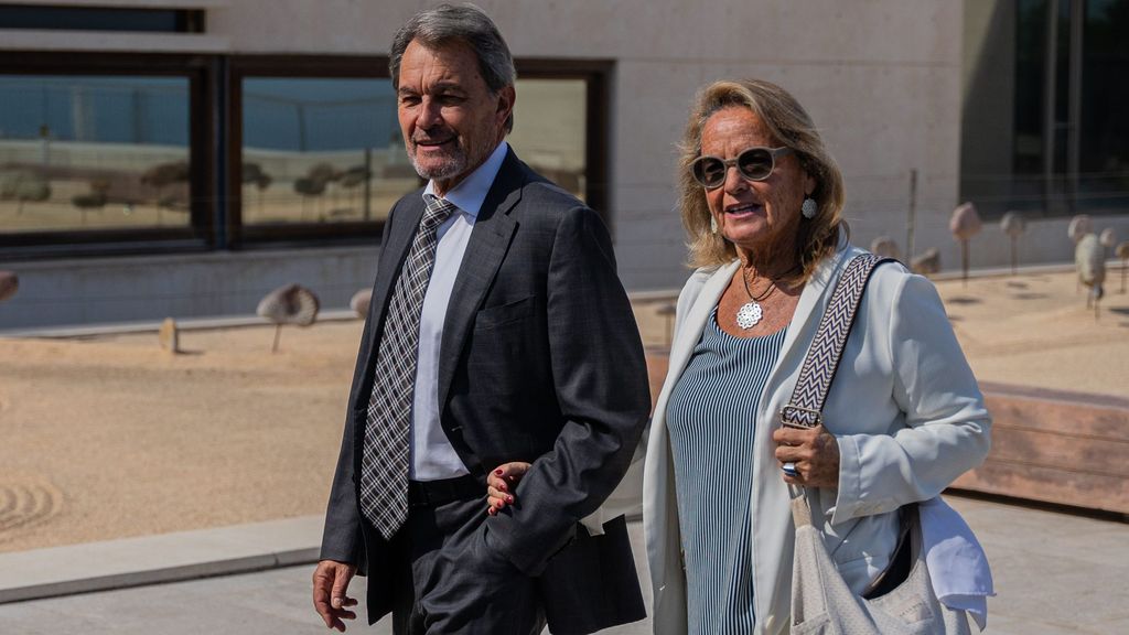 Artur Mas y su mujer, a su llegada al tanatorio de Lluís Llongueras