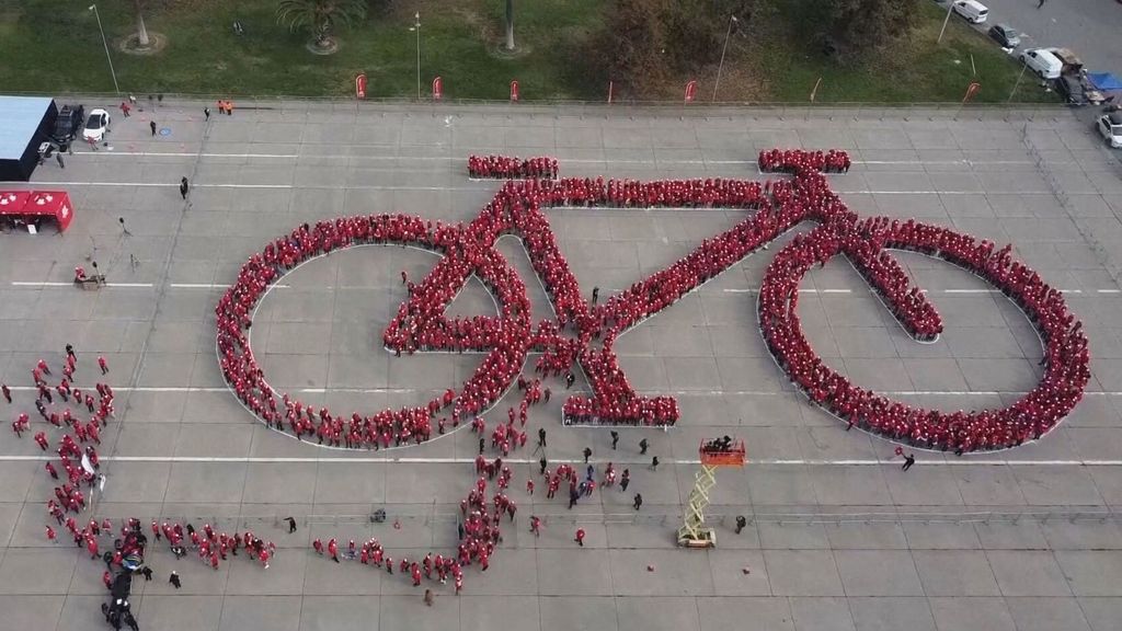 Chile construye la bicicleta humana más grande del mundo