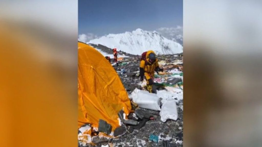 El Everest se llena de toneladas de desechos que dejan los montañeros
