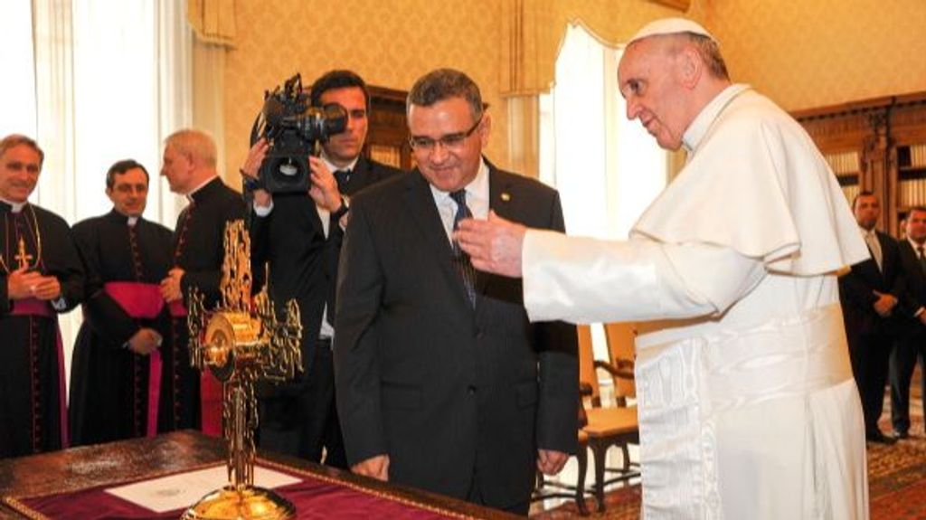 El Papa recibe al expresidente de El Salvador en imagen de archivo