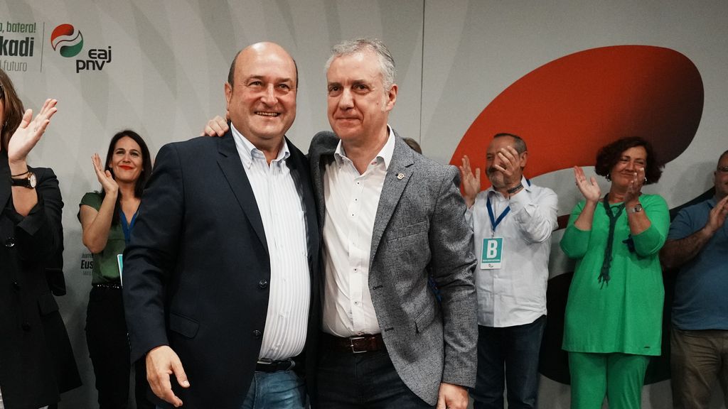 El presidente del EBB del PNV, Andoni Ortuzar junto al lehendakari