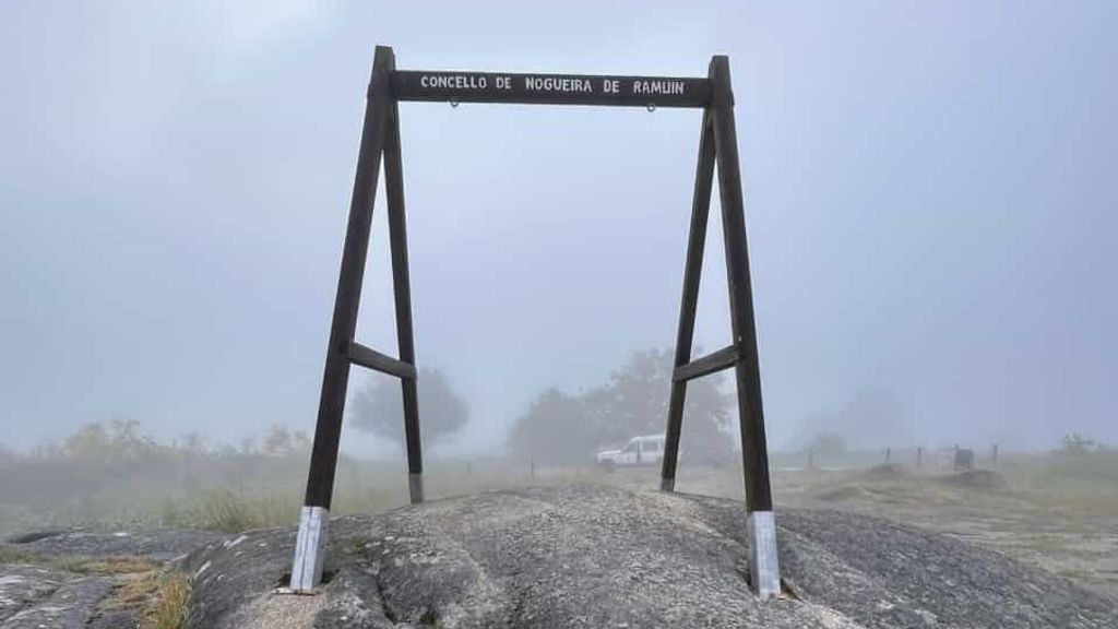 Imagen de la estructura sin el columpio robado en Nogueira de Ramuín, en Ourense