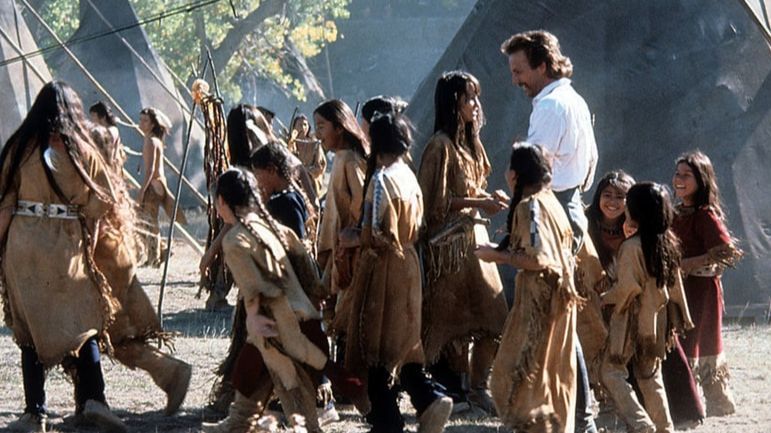 Costner entre los 'buenos salvajes'. La cinta apela a la idealización de los lakota como una forma (efectiva) de criticar el racismo.