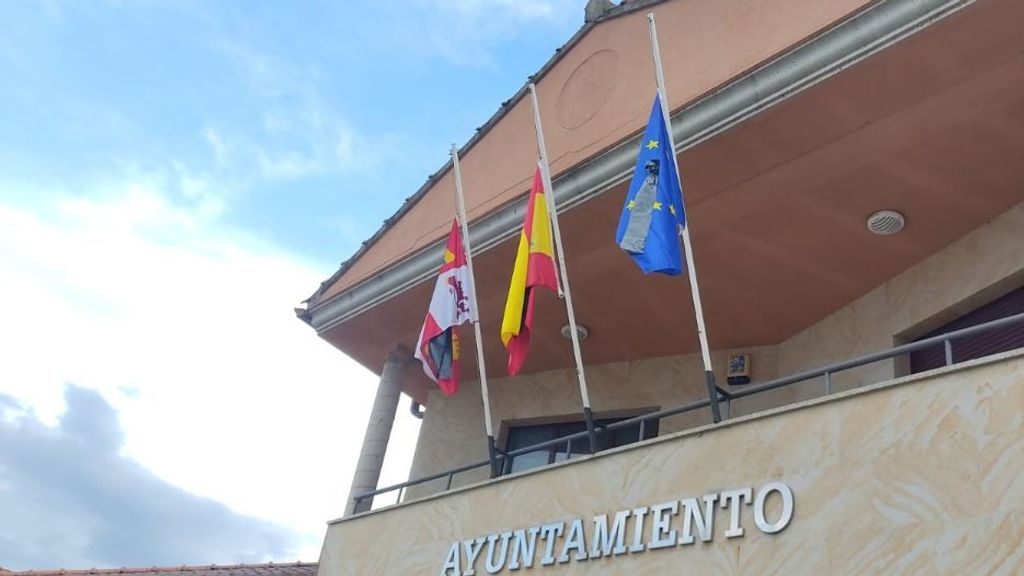 Las banderas del ayuntamiento de Monterrubio de Armuña permanecen a media asta