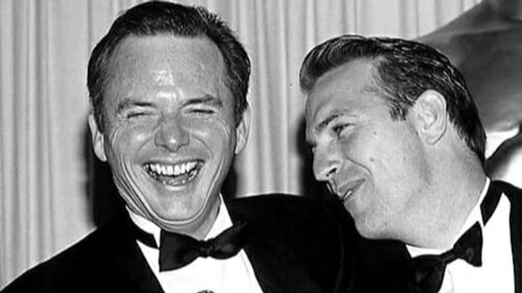 Me debes una, chaval. Michael Blake y Kevin Costner celebran sendos Oscar a mejor guión adapatado y mejor dirección.