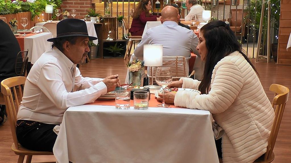 Moisés y Gladys durante su cita en 'First Dates'