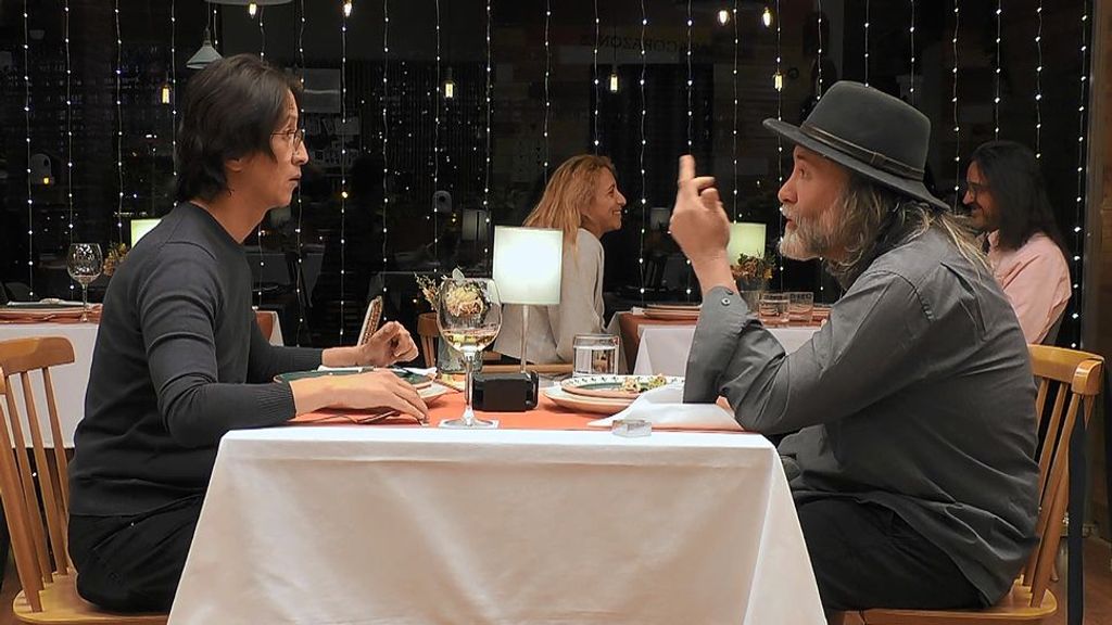 Omar y Carlos durante su cita en 'First Dates'