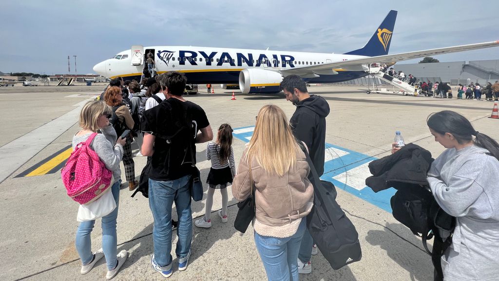 Pasajeros a punto de embarcar en un avión de la compañía Ryanair