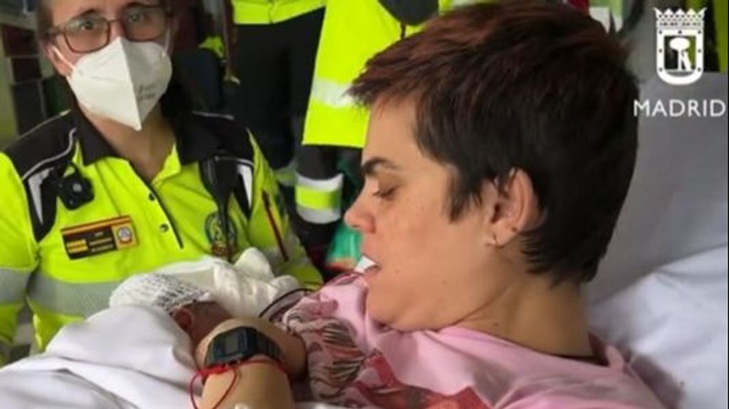 Una mujer da a luz en plena calle ayudada por una enfermera