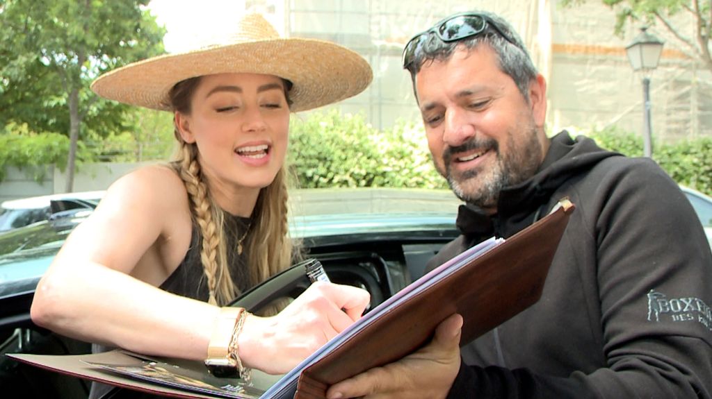 Amber Heard firma autógrafos durante un paseo por Madrid